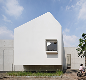 <span>AT House</span><i>→</i>