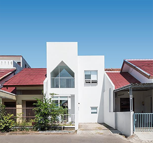 <span>BB House</span><i>→</i>