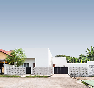 <span>BS House</span><i>→</i>