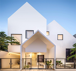 <span>EN House</span><i>→</i>