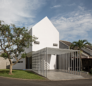 <span>GA House</span><i>→</i>