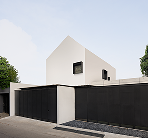 <span>GT House</span><i>→</i>