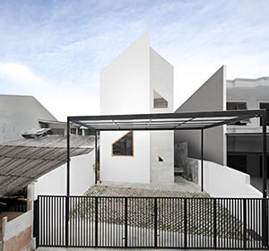 <span>IA House</span><i>→</i>