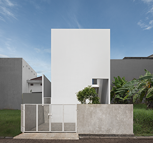 <span>MM House</span><i>→</i>