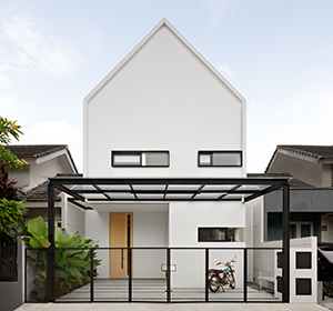 <span>YB House</span><i>→</i>